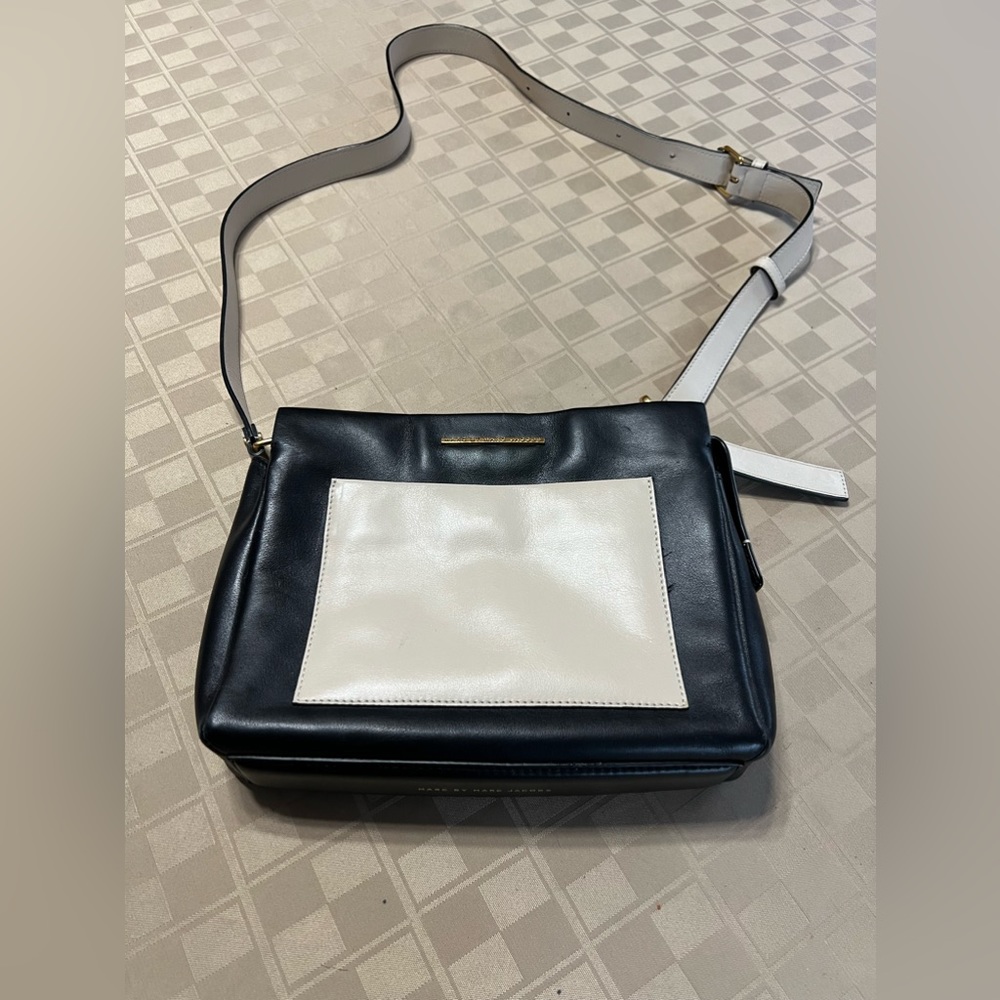 Marc Jacobs Cream Black Leather Crossbody Bag Handbag Purse EUC 11 X 8.25 EUC